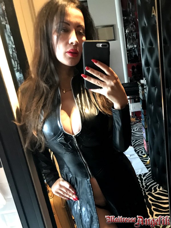 Maitresse dominatrice parisienne joue avec ses soumises et soumis 01